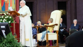 - FELICI PAPA FRANCESCO E IL BAMBINO DURANTE IL DISCORSO,  3299-02508