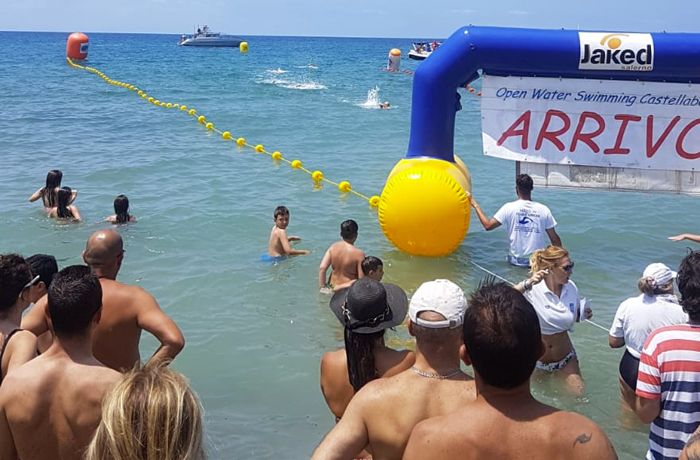 salerno. Le gare master di nuoto della Rari Nantes, ambasciatrice Ai.Bi. tra le onde!