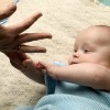 mamma e neonato mano100