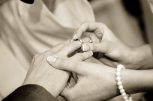 calano ancora i bebè, crescono i matrimoni. Sale l'età delle coppie, sempre più sterili