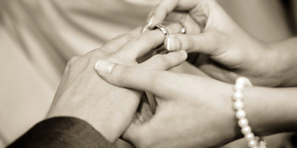 calano ancora i bebè, crescono i matrimoni. Sale l'età delle coppie, sempre più sterili