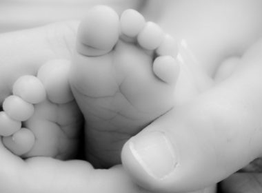 neonata trovata morta in discarica: urge legge per le culle per la vita