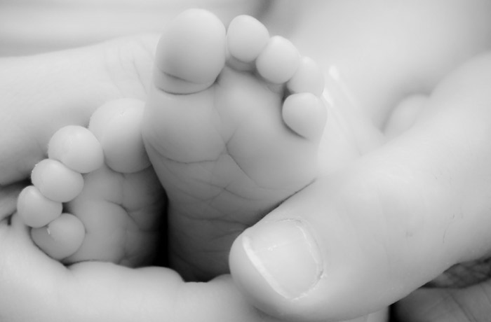 neonata trovata morta in discarica: urge legge per le culle per la vita