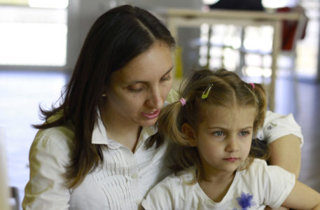 mamma: è lei con i suoi bambini al centro del progetto che Ai.Bi. ha lanciato su Aviva