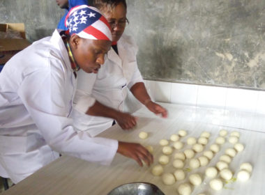 kenya. Nel centro Shelter Ai.Bi. insegna il lavoro per il futuro di bambini e adolescenti ospiti!