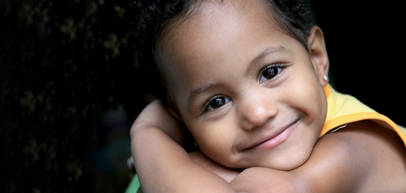 Una bambina sorridente