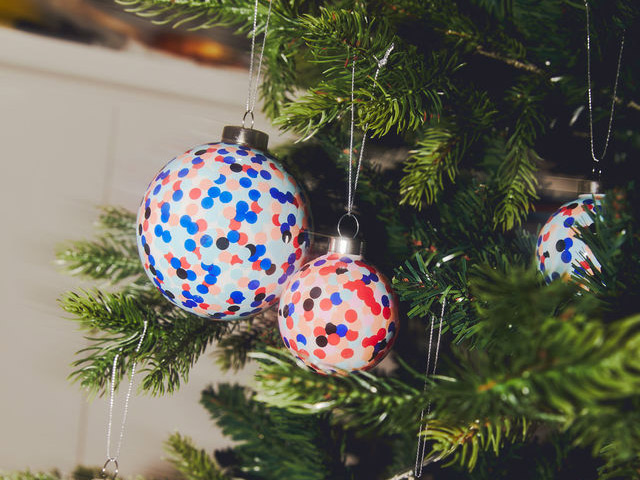 Regali solidali ALESSI appesi all'albero